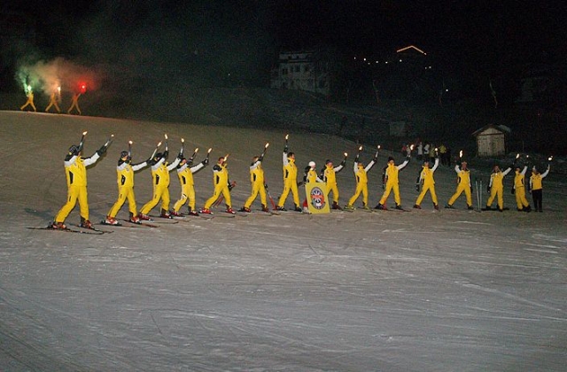  Procesión de antorchas sobre la nieve 
